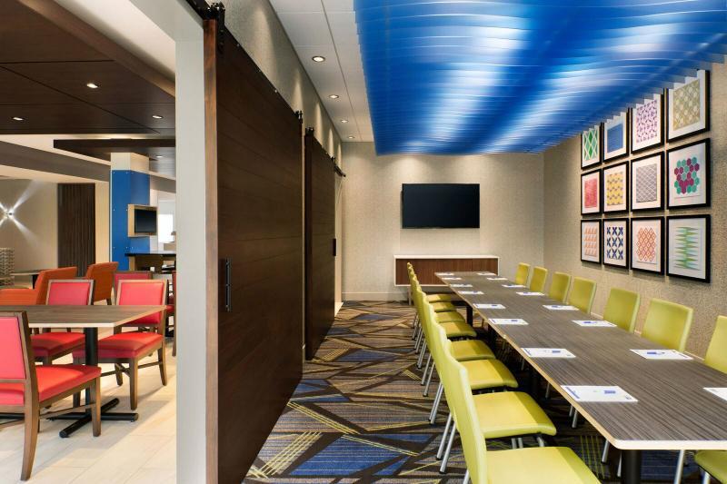 Holiday Inn Express & Suites - Omaha Downtown - Airport By Ihg Exterior photo